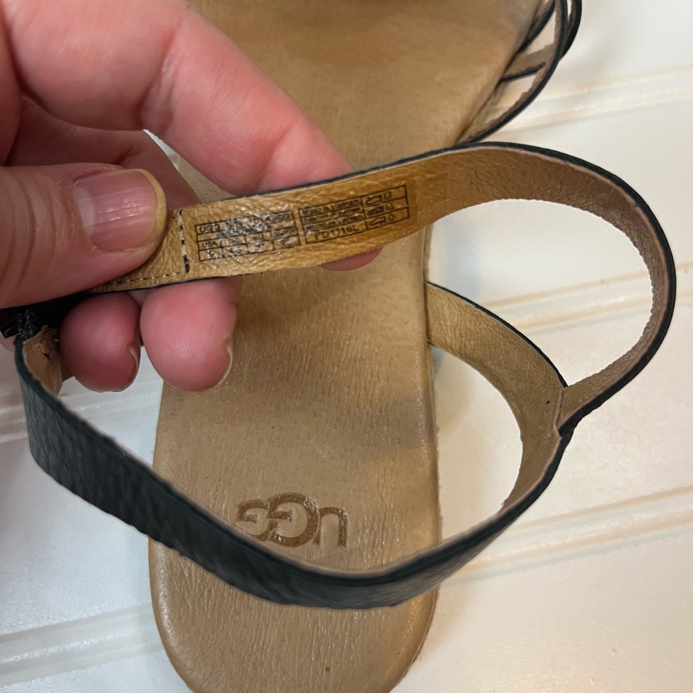 UGG Larisa Sandals Women’s Size 6 Black Leather Strappy Comfort Flat - Picture 4 of 5